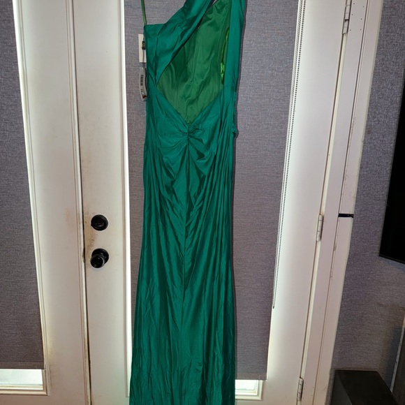 Terani Couture Vibrant Green One-Shoulder Prom Dress - Picture 3 of 8
